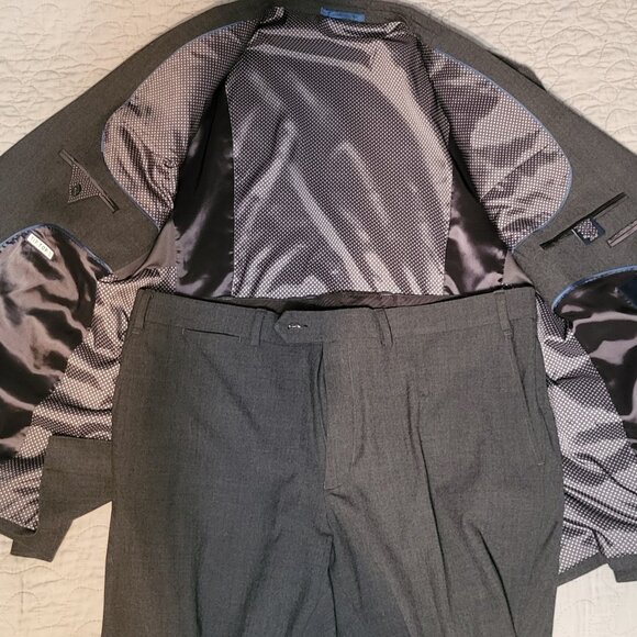 Suit - Picture 4 of 5